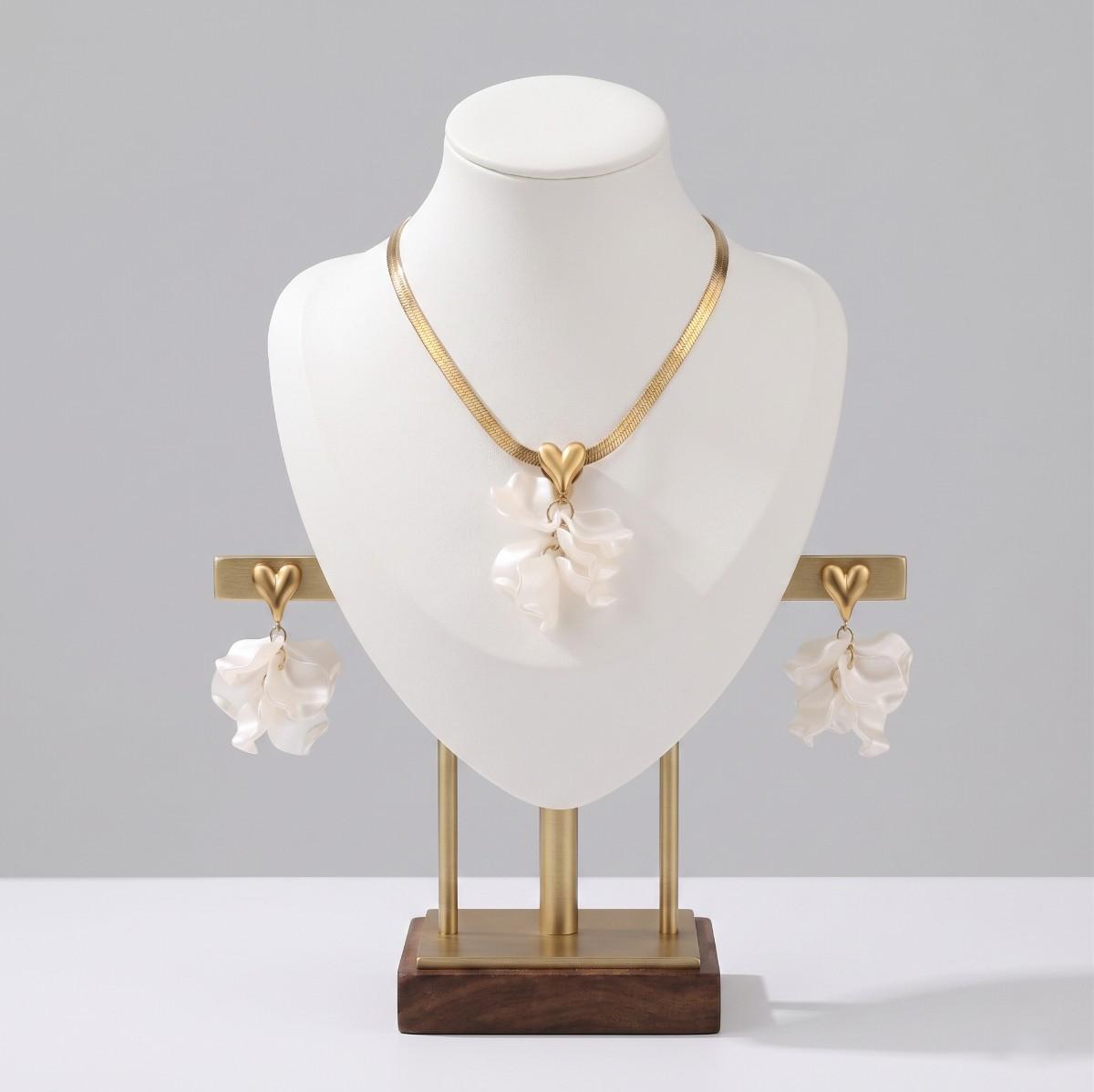 White Orchid Elegance necklace set - Image 2